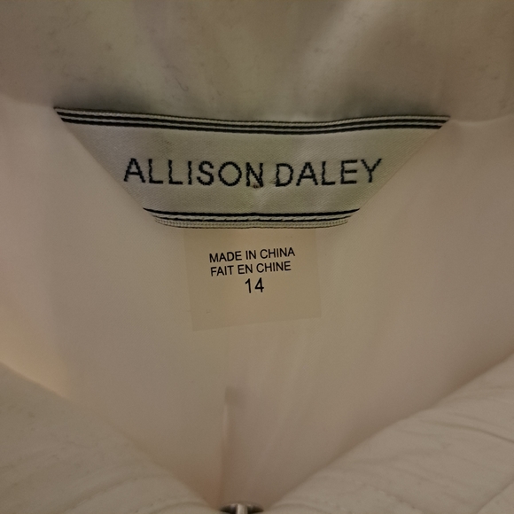 Allison Daley Vest - Picture 8 of 13
